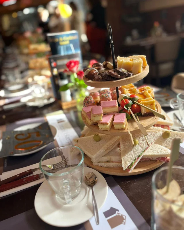 Afgelopen zondag hebben wij een heerlijke en gezellige high tea gehad. 😋
Naast de etagère belegd met 3 verschillende sandwiches, verschillende zoetigheden en wat gezonde mozzarella spiesjes serveren we ook warme gerechtjes. Deze brengen we gedurende de high tea langs. Denk hierbij aan een glaasje soep, bruschetta met geitenkaas, yakitori en garnalen spiesjes.🧁 Natuurlijk word er ook munt/gember thee geschonken🫚

Het 3 uur durende arrangement kan worden geserveerd met minimaal 15 personen vanaf €27,50 per persoon. 

Bent u ook geïnteresseerd in een high tea arrangement? Neem dan contact op via de mail of telefonisch. 
📧 info@eetcafekeerpunt.nl
📞 010-4671919

#hightea #highteatime #eetcafetkeerpunt #tkeerpunt #thee #etagere #zoetigheden