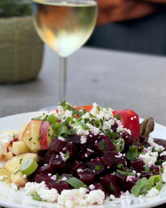 Een bord vol kleur, een goed gevuld glas wijn en gezelligheid op de achtergrond. ❤️🍷
Onze bietensalade: fris, smaakvol en perfect voor een avondje genieten bij ‘t Keerpunt. 

 #bietensalade #tkeerpunt #lekkereten #wijntjeerbij🍷 #avondjeuit #rotterdamnoord #vega